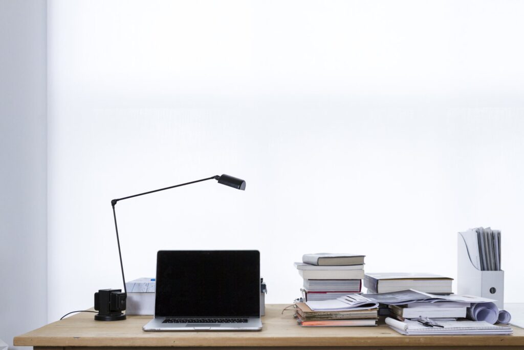 Sécurité numérique après un décès avec ordinateur et documents