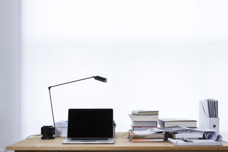 Sécurité numérique après un décès avec ordinateur et documents