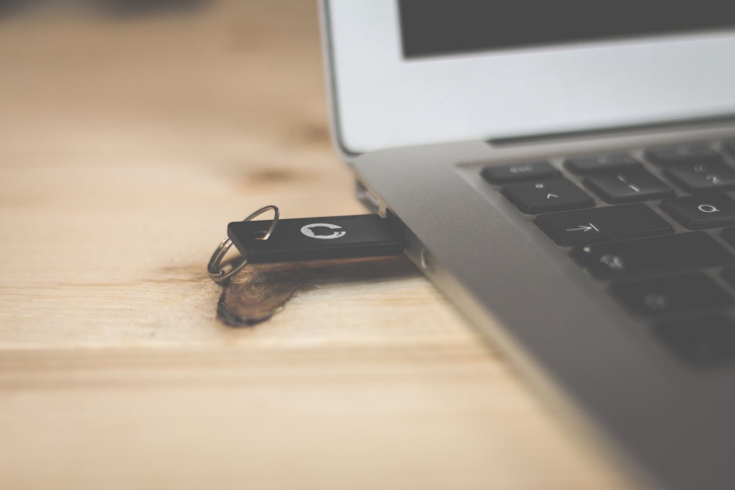 Clé USB branchée sur un ordinateur pour illustrer la sécurité des accès et sauvegardes numériques