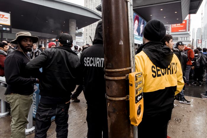 Agents de sécurité lors d’un rassemblement urbain