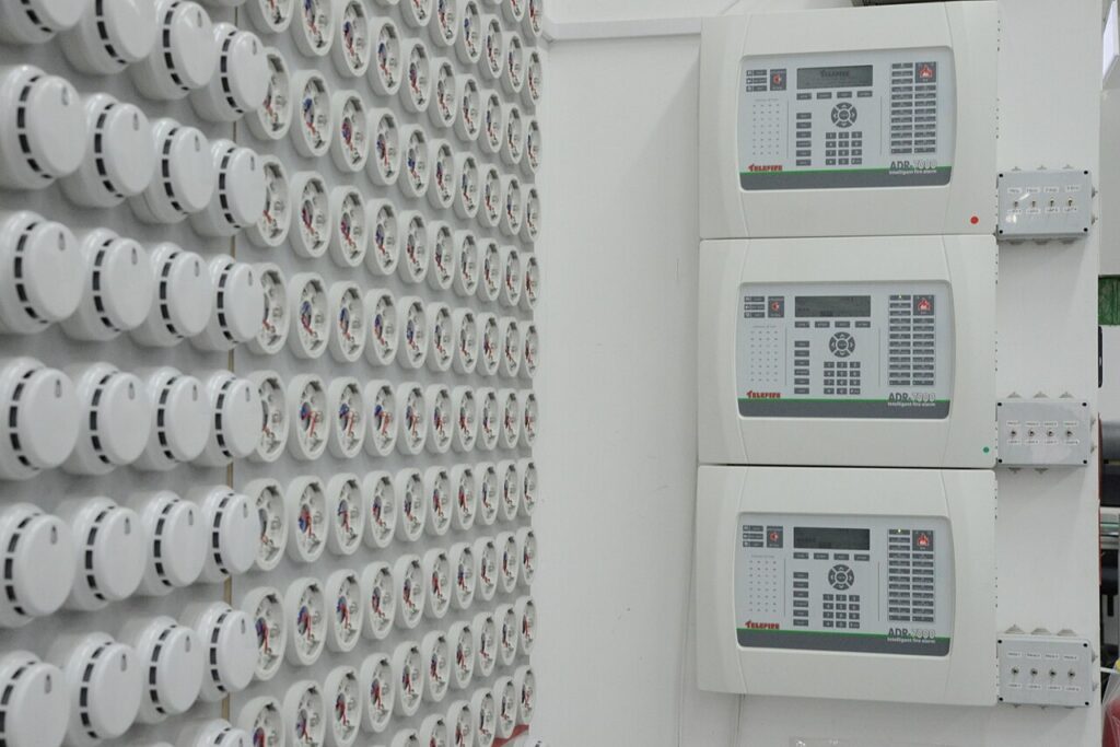 Clavier d’alarme allumé dans une maison pendant une coupure de courant