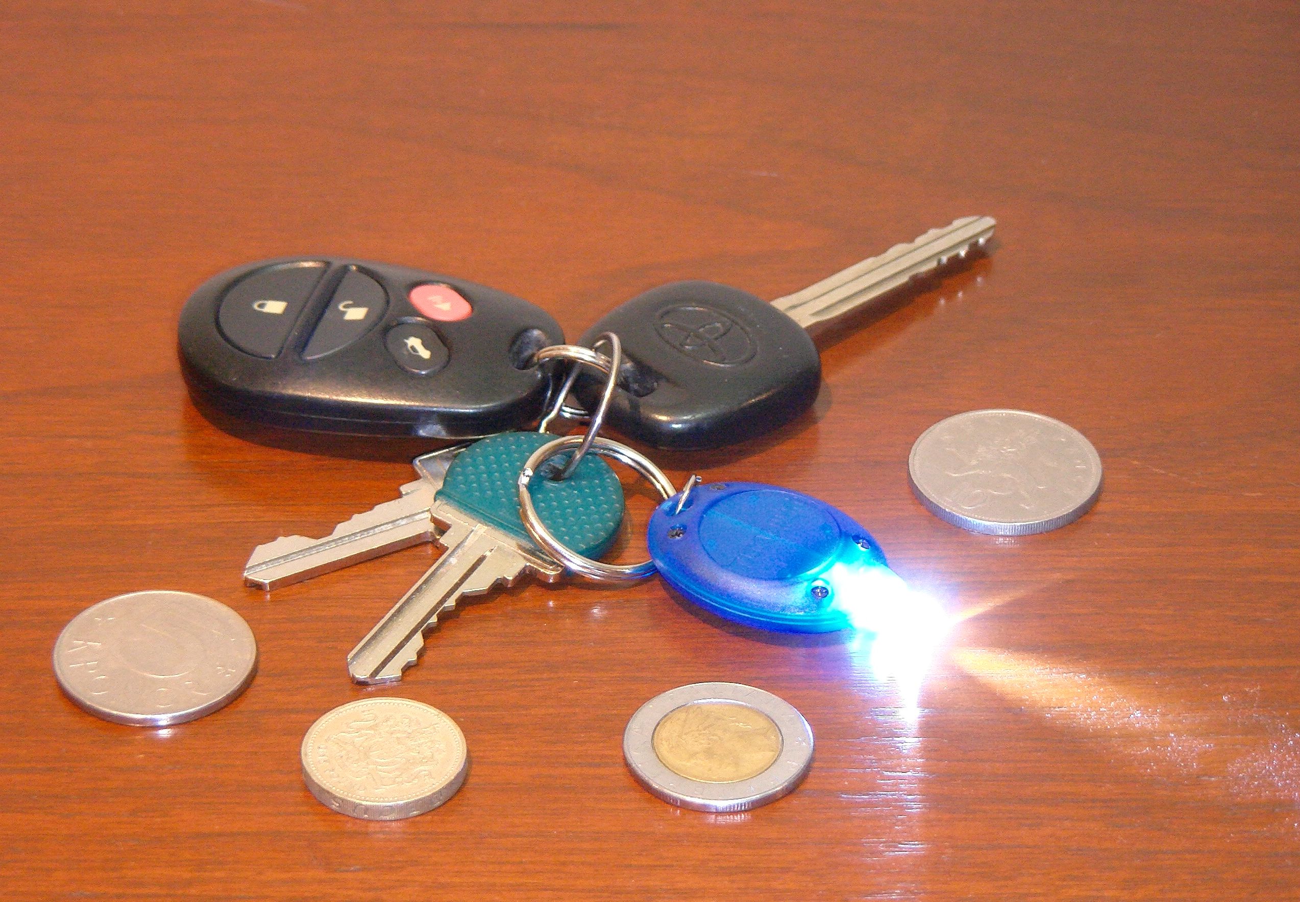 Porte-clés lumineux pouvant accompagner une clé de secours pour serrure connectée